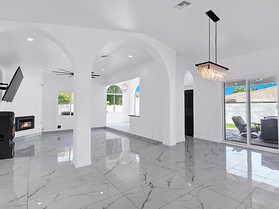 4th image of 78860 Martinique Dr