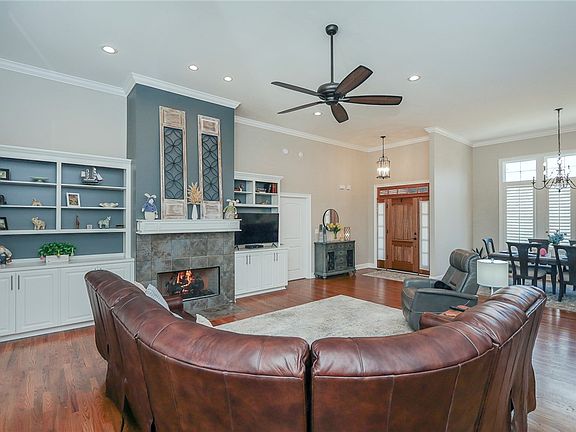 2nd image of 304 Merriman Trl