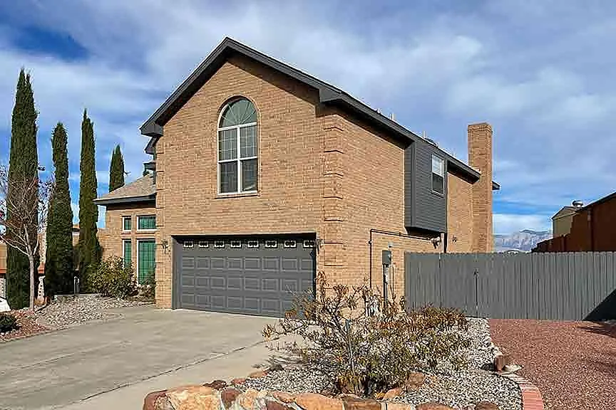 4 bed, 2.5 bath, 2400 sqft, $2,650 — Photo 2