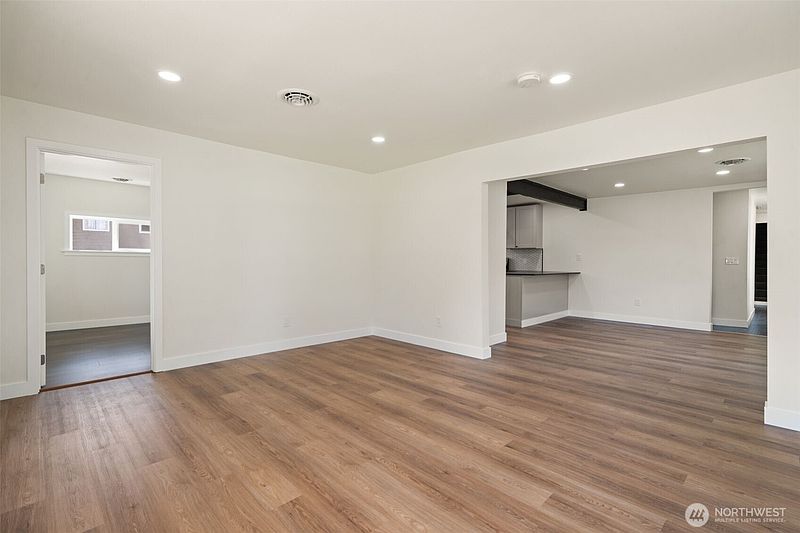 4th image of 218 E King St