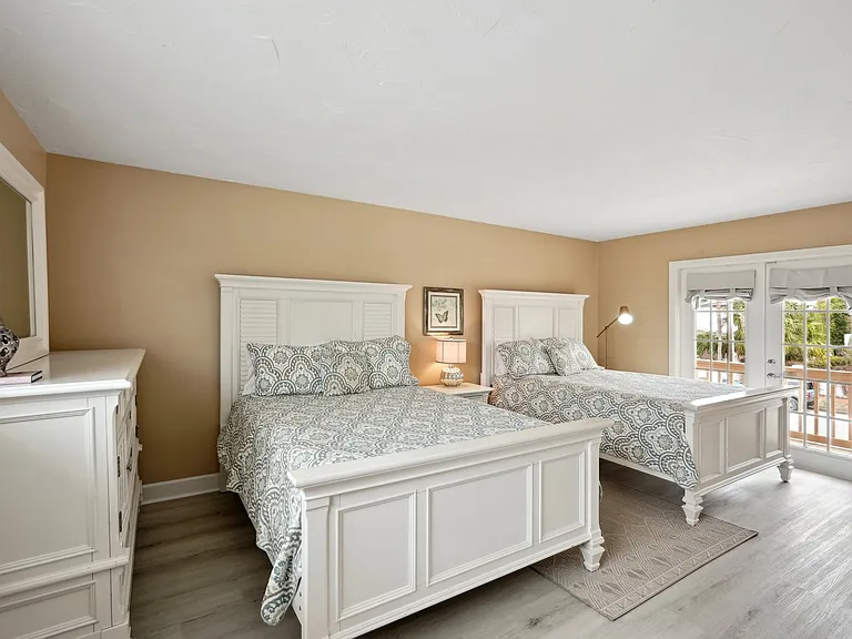 55 N Washington Dr — Photo 41