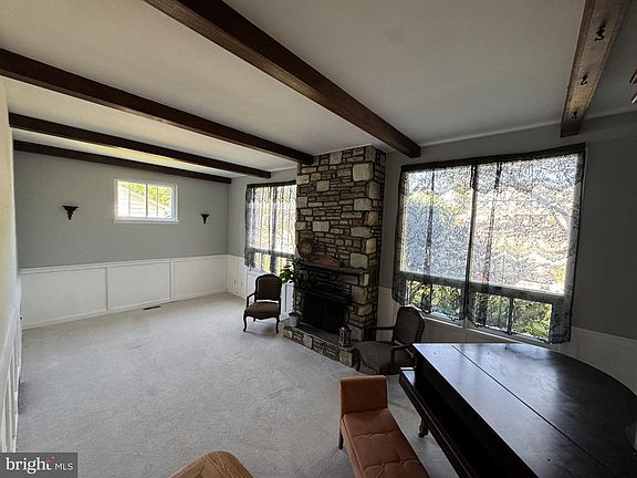 3rd image of 609 Foster Rd