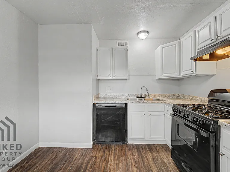 Charl Ann Apartments — Photo 12