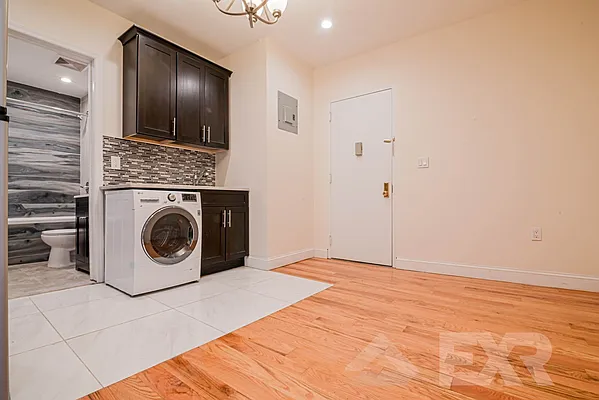 Rented by EXR | media 9