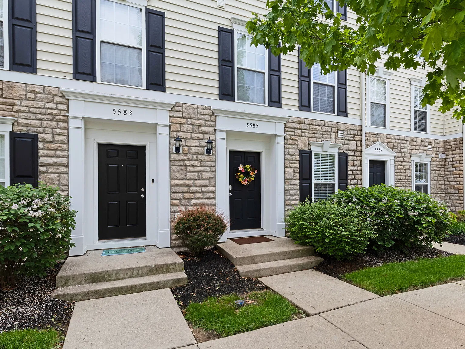 2 bed, 2.5 bath, 1304 sqft, $1,850 — Photo 2