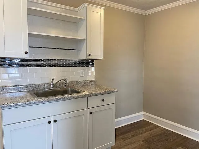 325 W Washington Ave — Photo 6