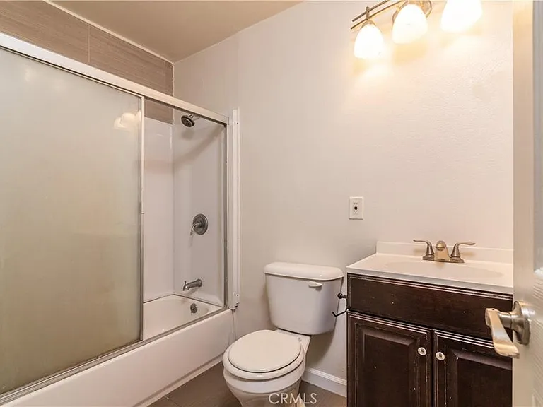 926 E 11th St #2 — Photo 3