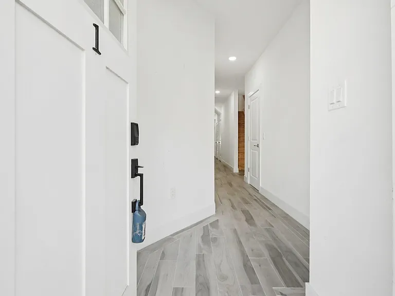 131 Zabriskie St — Photo 10