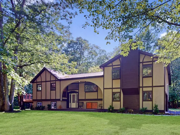 102 Allyson Ln, Shohola, PA 18458