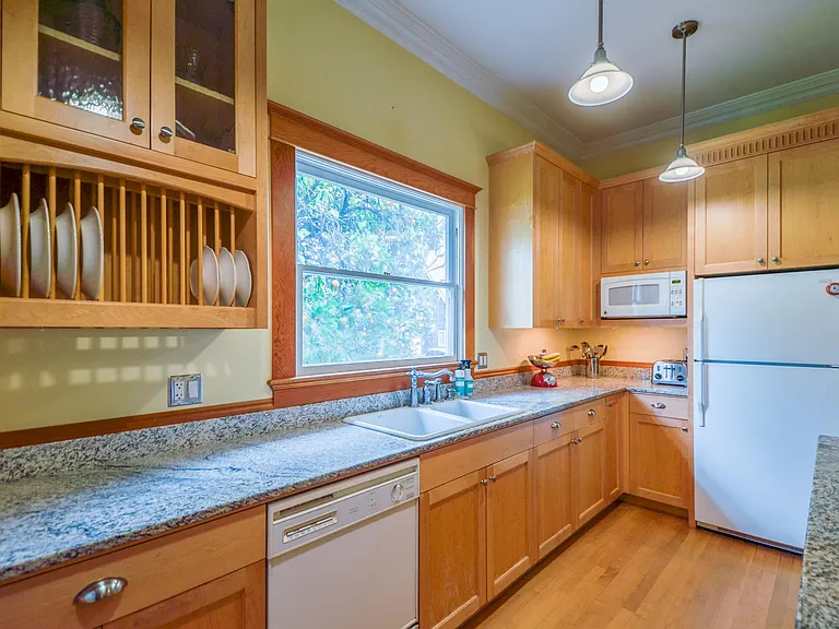 402 W Locust St — Photo 14