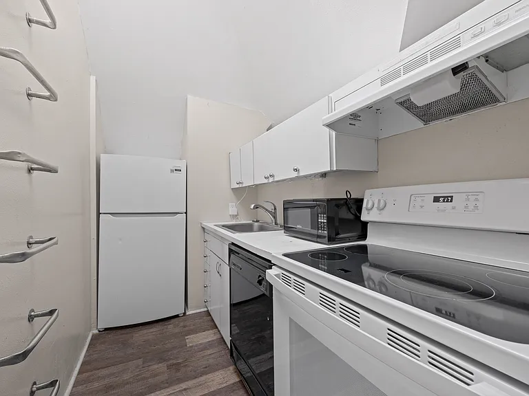 Thomas Logan Apartments — Photo 9