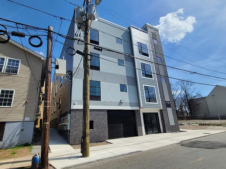 65 Auburn St — Photo 2