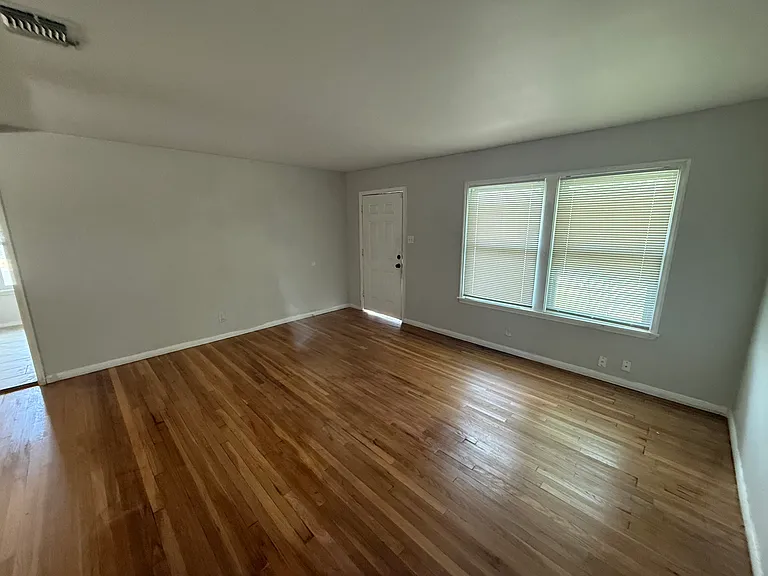 402 Blakeley Dr — Photo 4