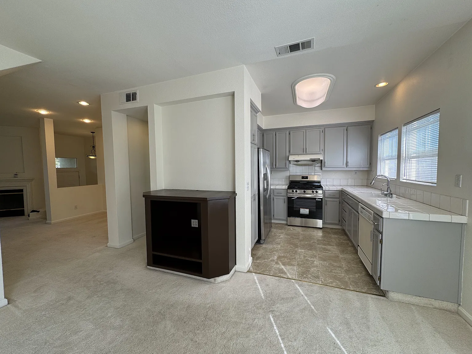 3 bed, 2.5 bath, 1638 sqft, $3,900 — Photo 4