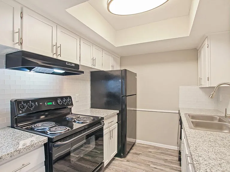 Camelot Apartments — Photo 25