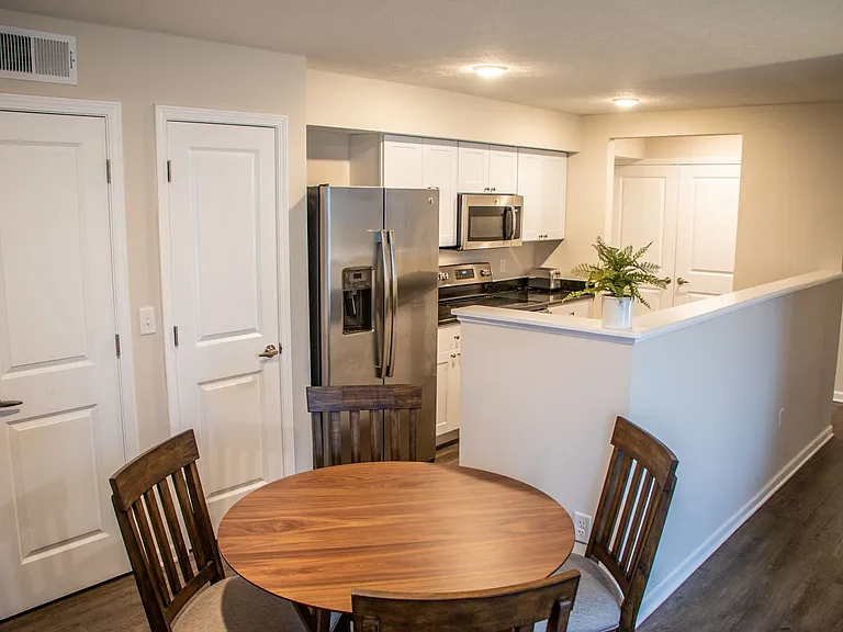 Latham Apartments — Photo 98