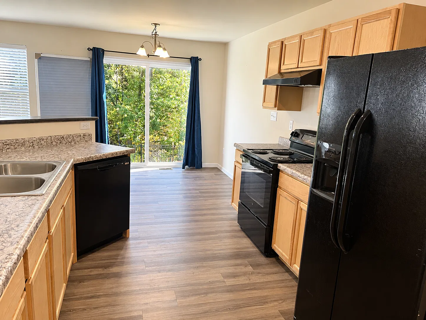 3 bed, 2.5 bath, 1708 sqft, $1,950 — Photo 4