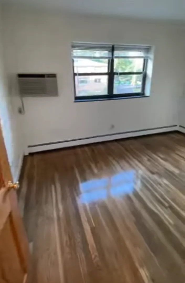 2-Bed H + Hw + Parking Commuters Dream Home — Photo 3