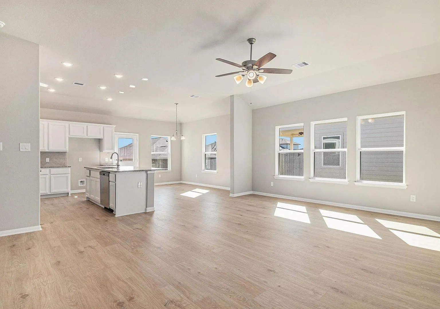 Never Lived In Spacious 4 Bedroom / 1 Story In Willis — Photo 2