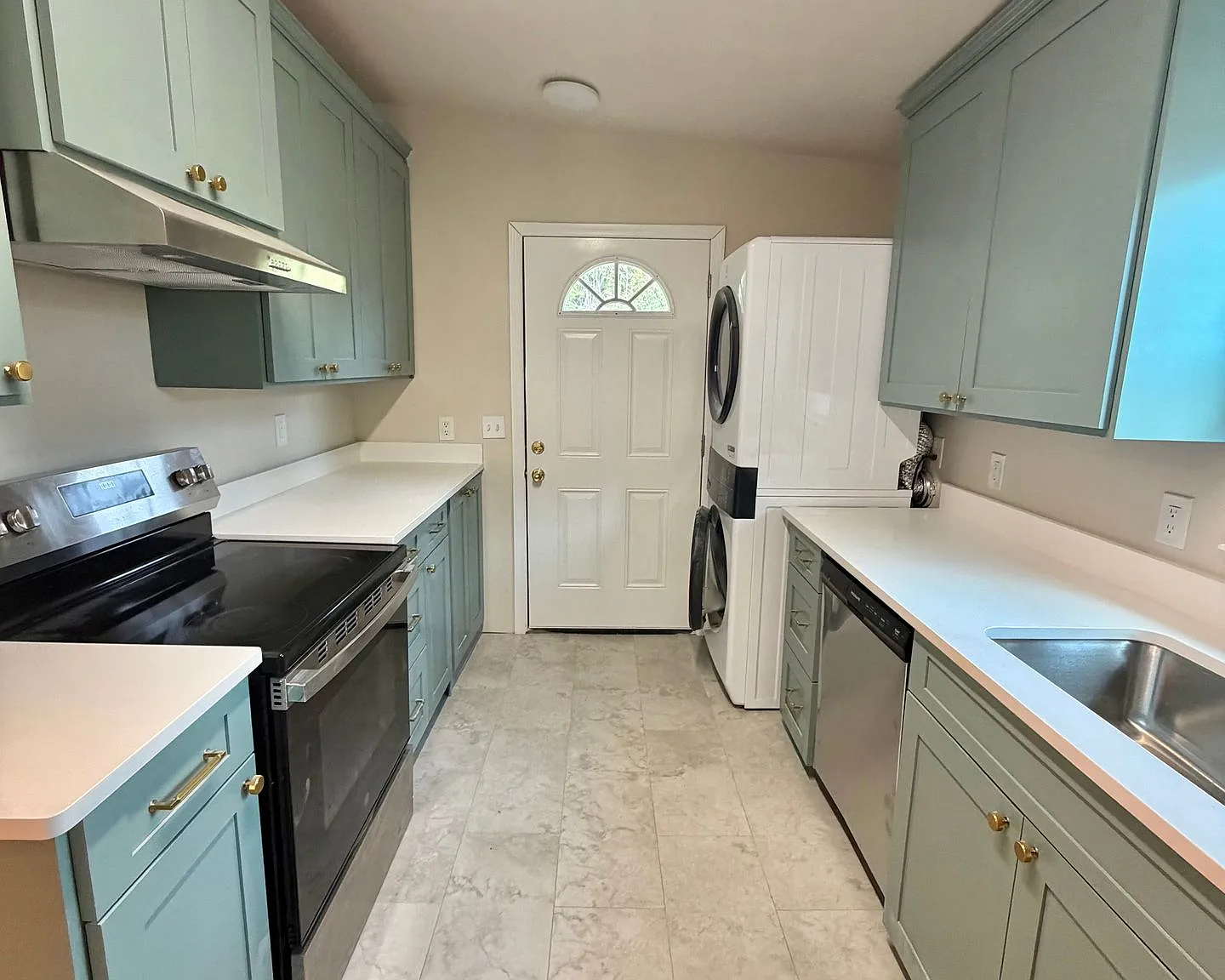 2 bedroom 1 bathroom renovated E Duffy — Photo 4
