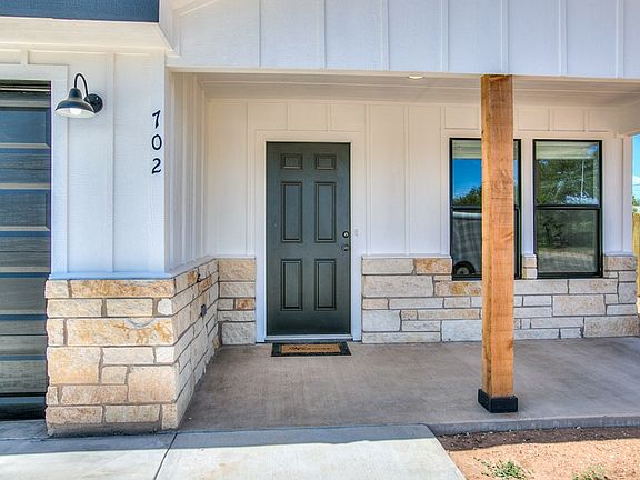 5th image of 702 W Avenue Z