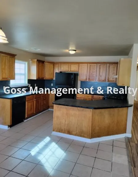 1521 Marion St — Photo 4