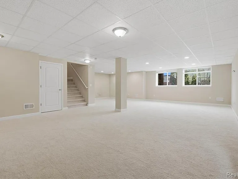 1114 Wales Dr — Photo 32