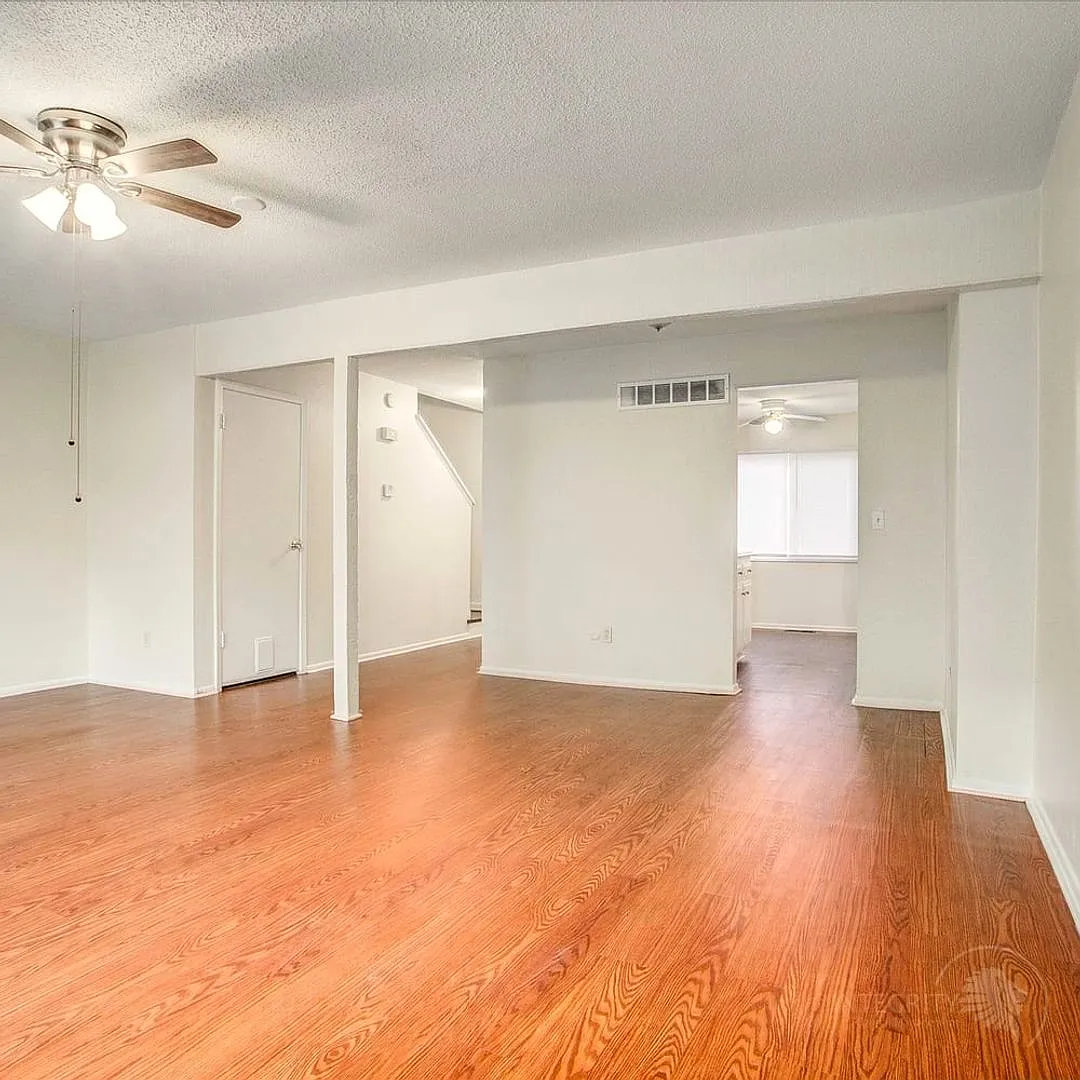 Looking for a spacious and comfortable townhouse in a convenient location? Look no further than 3... — Photo 1