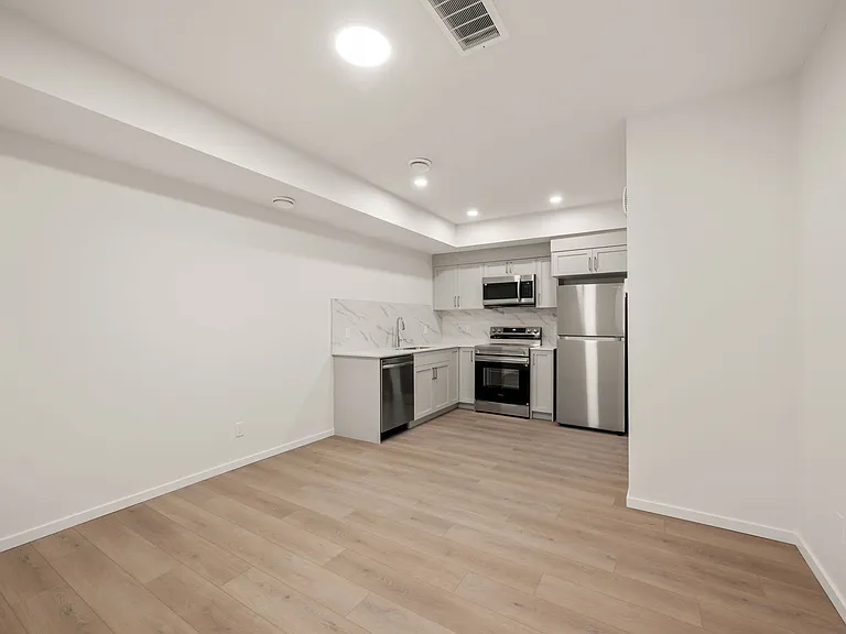 527 Black Stone Blvd — Photo 15