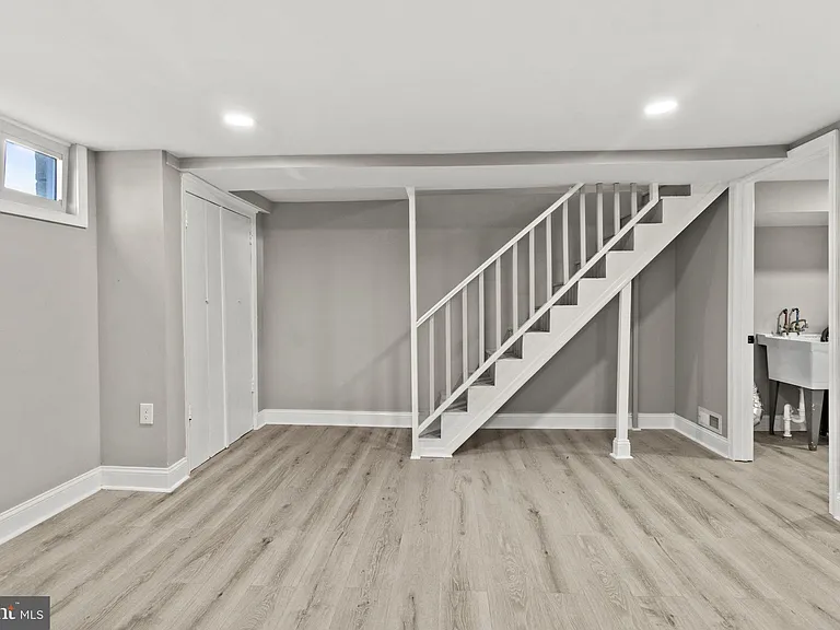 1072 Tremont Dr — Photo 18