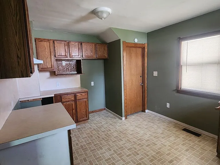 523 Nicholas St — Photo 11