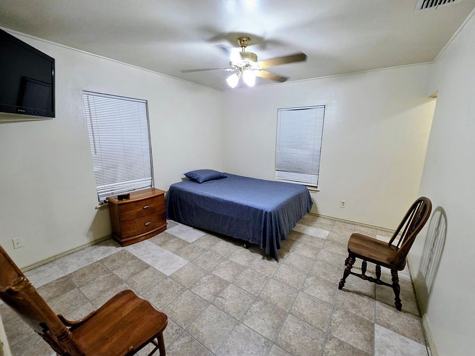 1st image of 4616 Central Cir