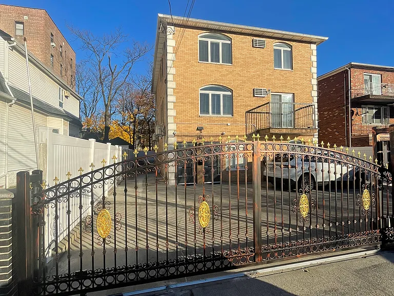 2163 E 17th St #3 — Photo 1
