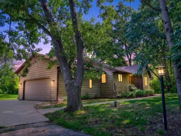 8062 Burr Oak Trl, Cross Plains, WI 53528