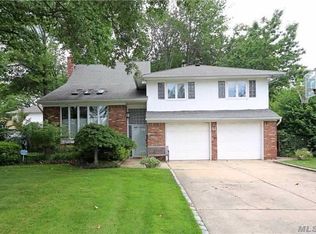 52 Green Dr, Roslyn, NY 11576