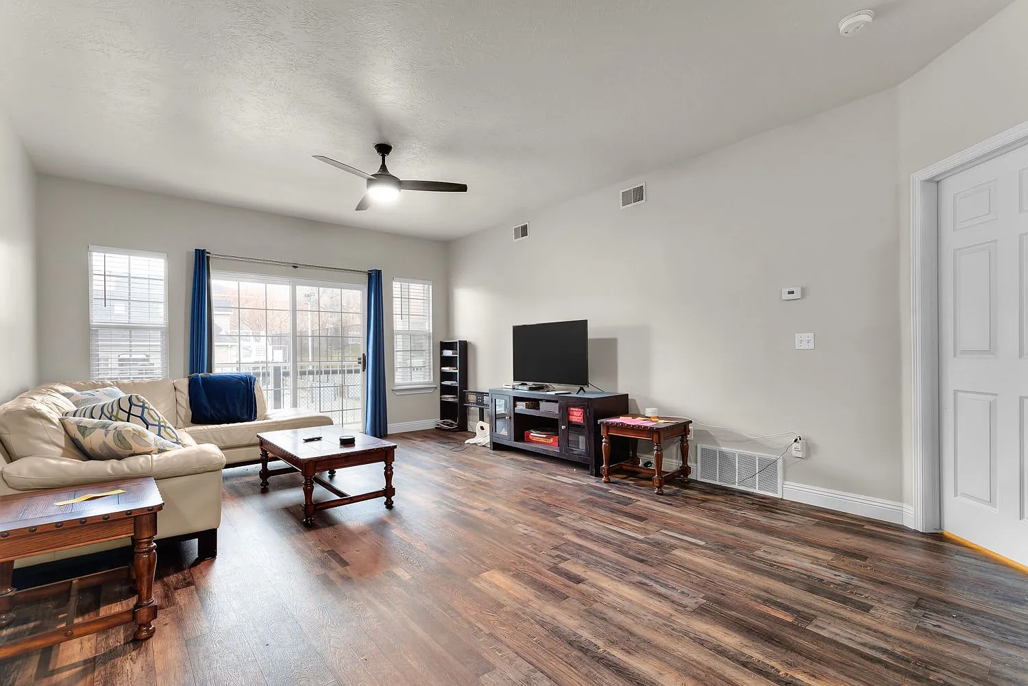 3 bed, 1300 sqft, $399 — Photo 4