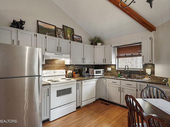 3rd image of 1103 Villa Dr