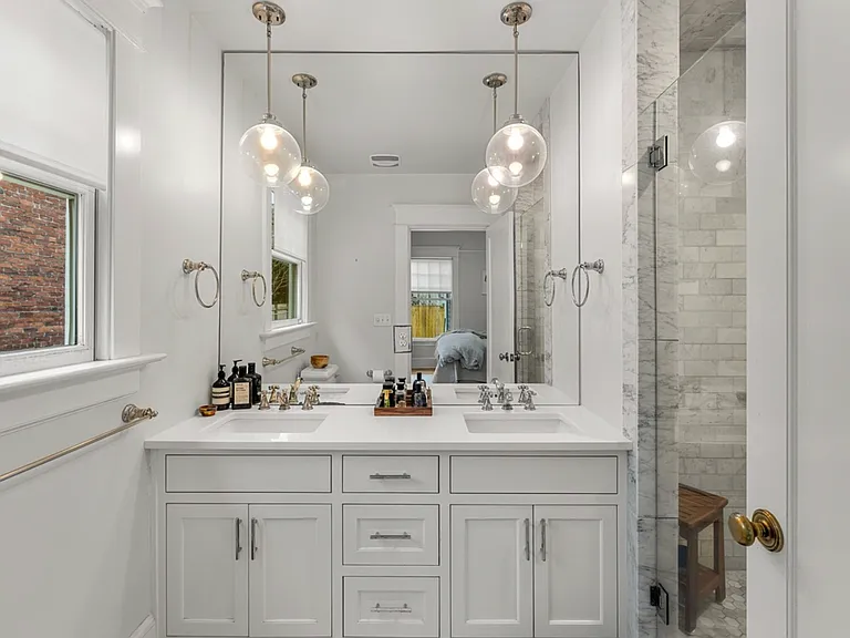 2264 NW Kearney St — Photo 8