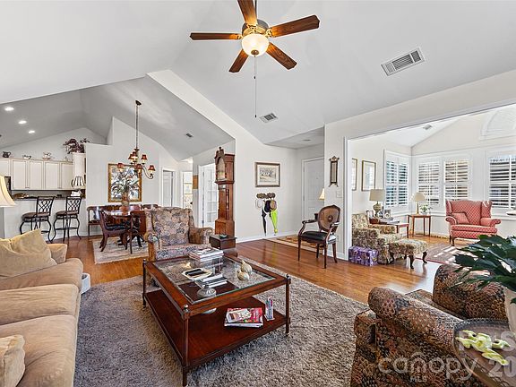 4th image of 104 Lone Oak Cir