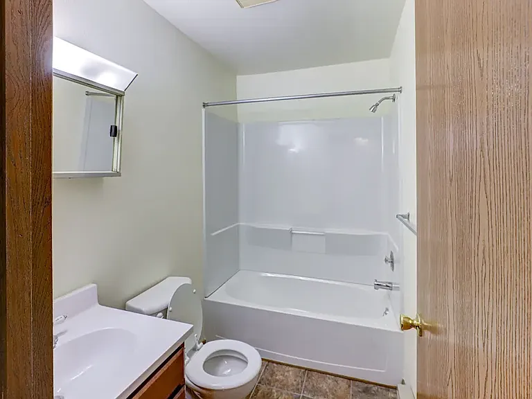 Oak Hill Apartments- Hill Ave. — Photo 17