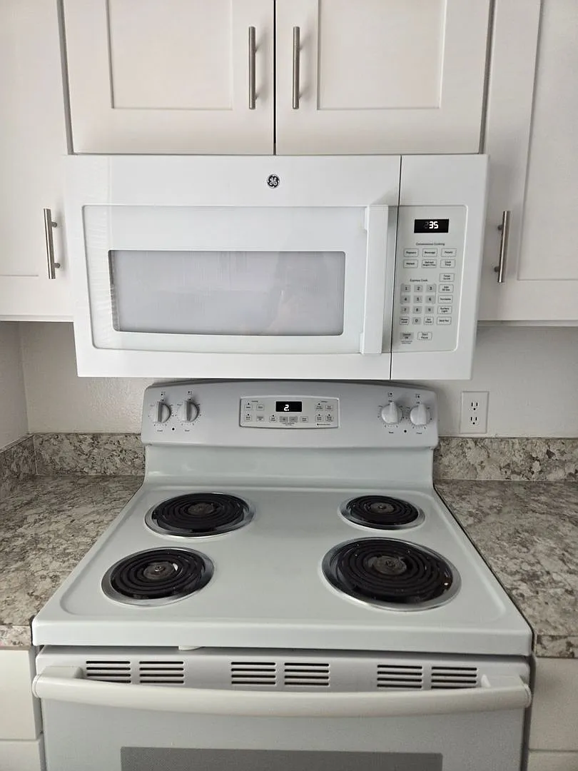 $ 300 Off First Month's Rent! Place One Townhome! — Photo 3
