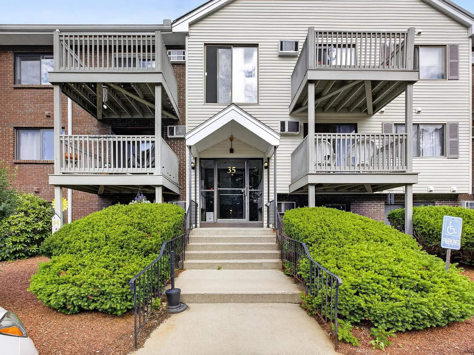 2 bed, 1.0 bath, 763 sqft, $1,800 — Photo 2