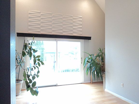 Large Den Area, Opens 2 Deck