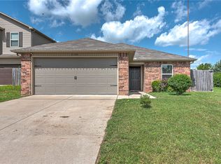 2100 S B Pl, Rogers, AR 72758