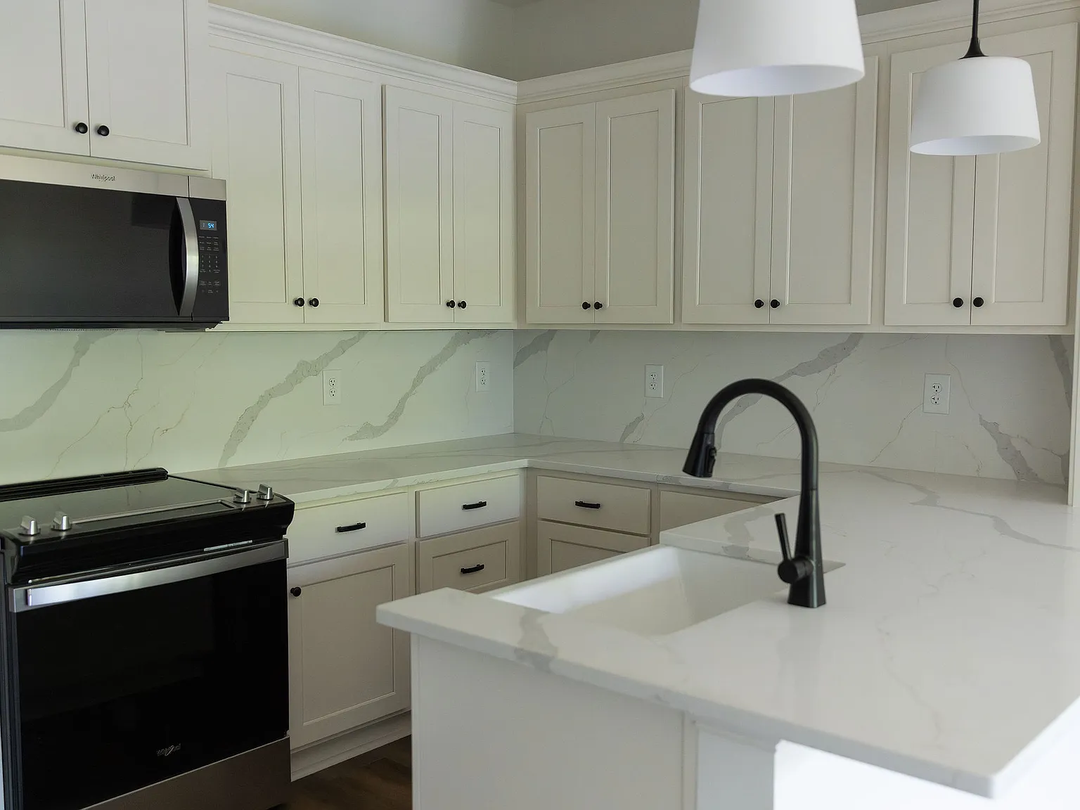 3 bed, 3.5 bath, 2413 sqft, $4,000 — Photo 3