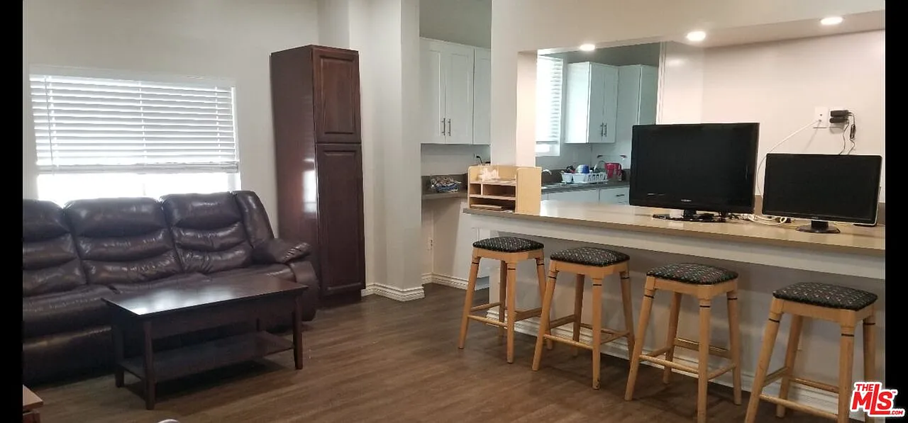 5 bed, 5.0 bath, 2720 sqft, $5,975 — Photo 3