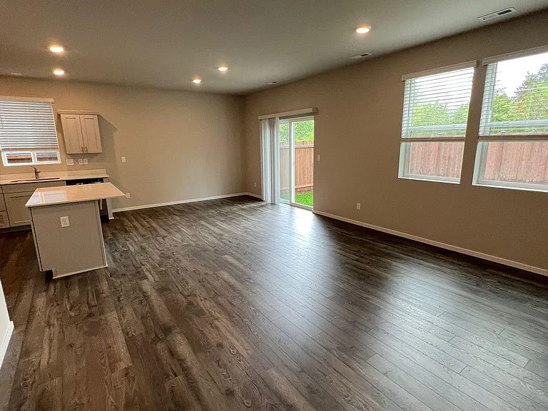 4259 Savannah Loop NE — Photo 5