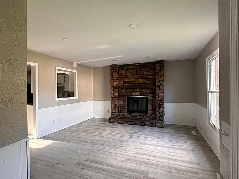 3017 W Roxbury St — Photo 3
