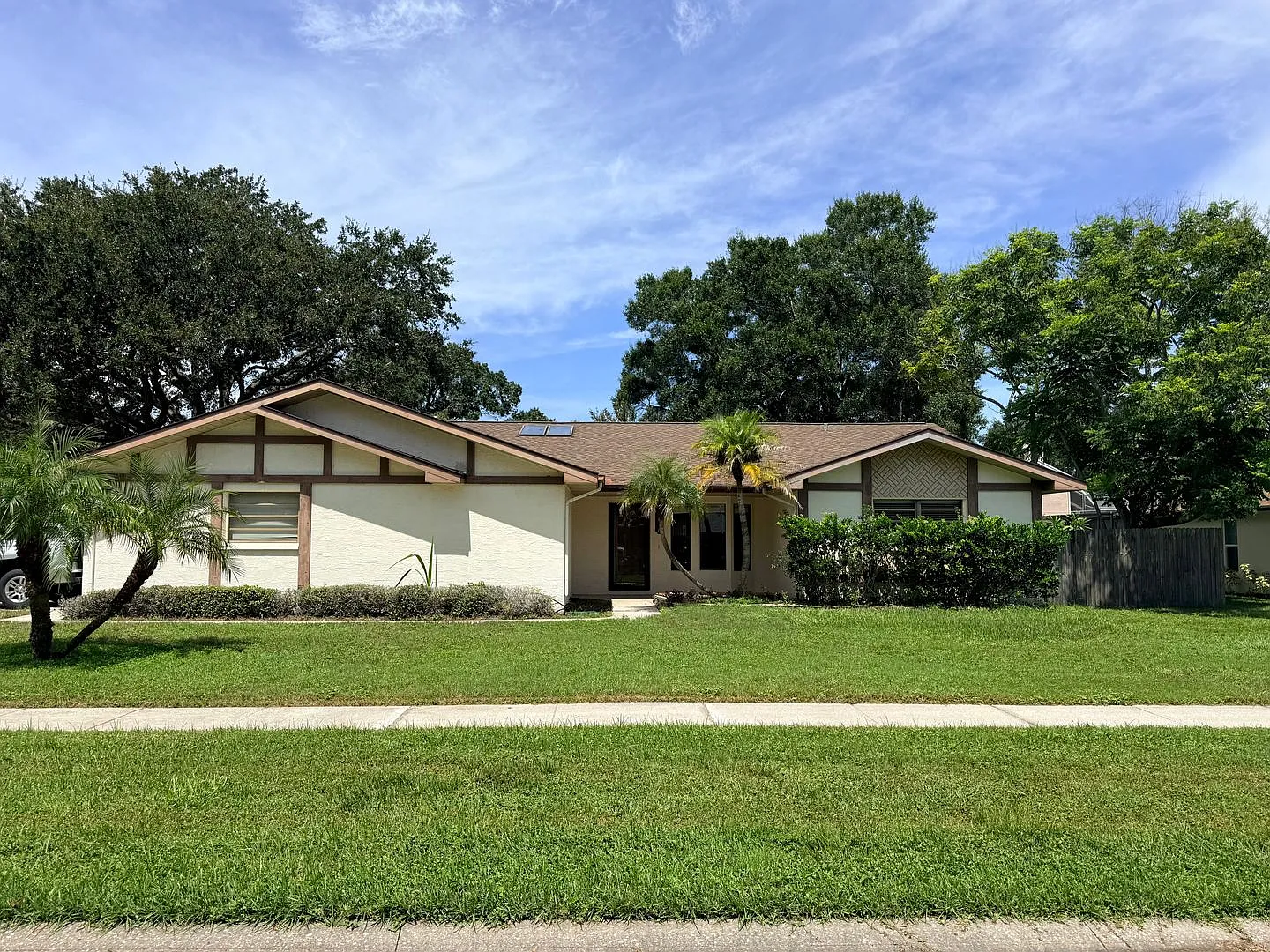 3-Bedroom, 2.5 Bath Single Family for Rent in Clearwater, FL| Modern Kitchen | Fenced backyard — Photo 1