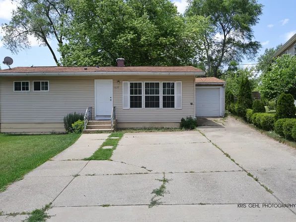 1032 Brentwood Dr, Round Lake Beach, IL 60073